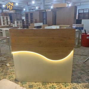 Quầy lễ tân bo góc màu be phối nâu