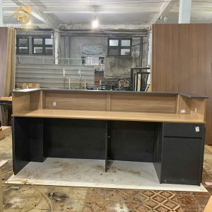 Quầy Lễ Tân Bo Cong Lam Sóng Gỗ Hiện Đại 2 quay le tan bo cong 1