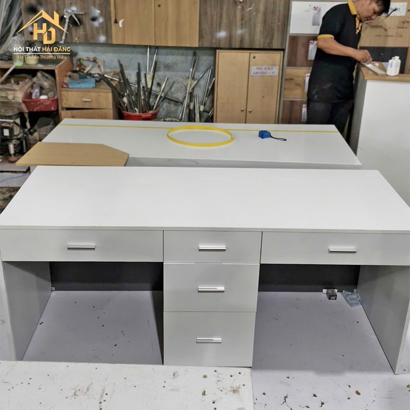 ban-doi-co-hoc-ban-giua Top 10 Mẫu Bàn Làm Việc Đôi Đẹp, Hiện Đại Cho Văn Phòng