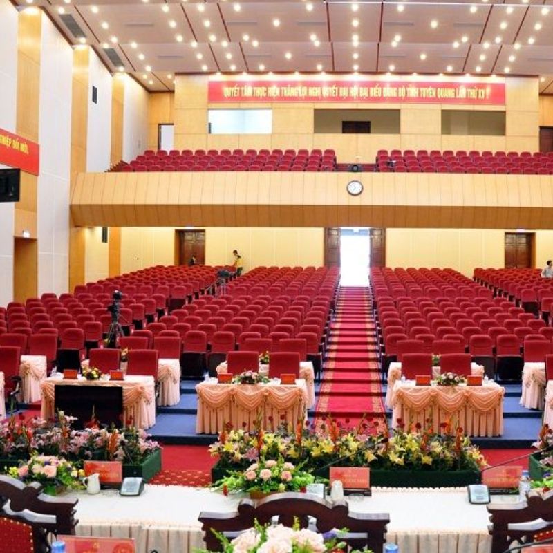 ghe-go-hoi-truong-phu-hop-voi-moi-truong-nao Nên Chọn Bàn Ghế Hội Trường Loại Nào Mới Tốt?