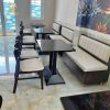 bàn ghế cafe kèm sofa băng nệm kem
