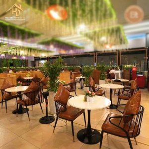 ban ghe cafe trang nau