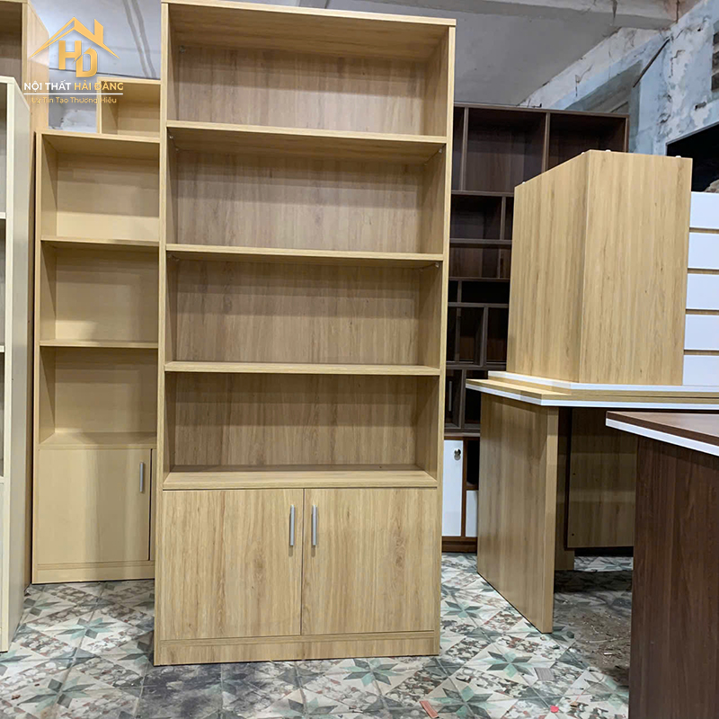 ke trung bay go mdf (6) Kệ trưng bày gỗ 4 tầng có hộc tủ dưới